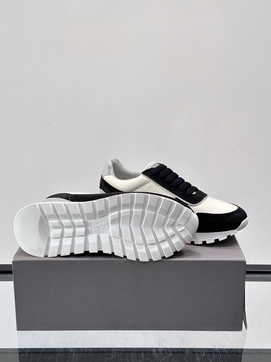 Brunello Cucinelli男士休闲运动鞋👟，采用粒面小牛皮＋水洗麂皮拼接，复古做旧质感超有氛围