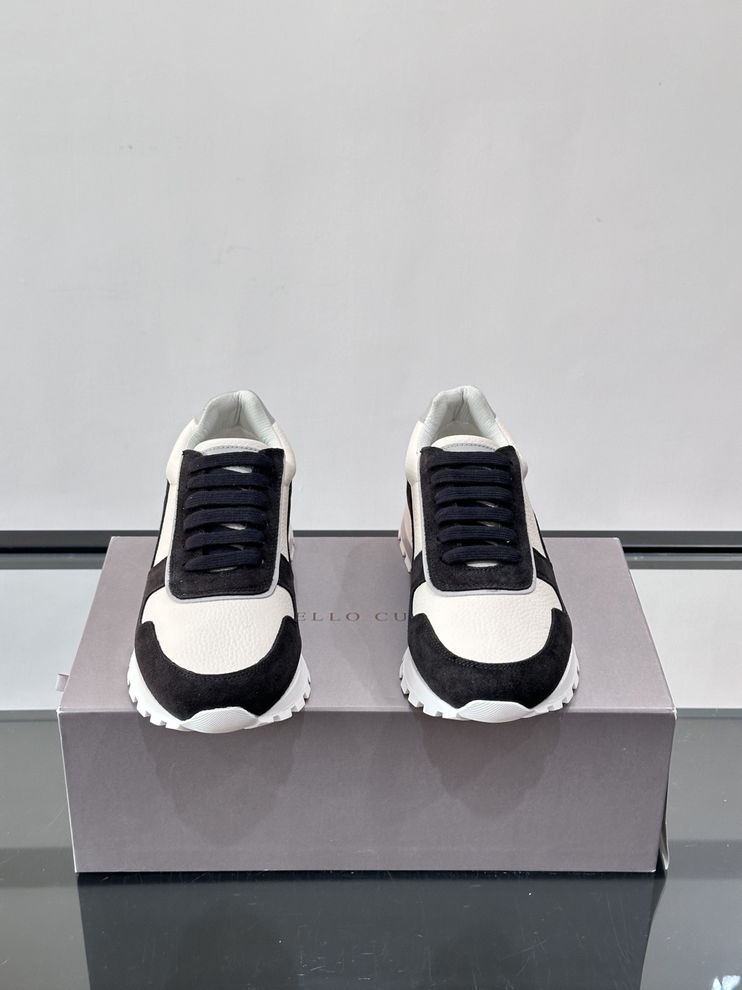 Brunello Cucinelli男士休闲运动鞋👟，采用粒面小牛皮＋水洗麂皮拼接，复古做旧质感超有氛围