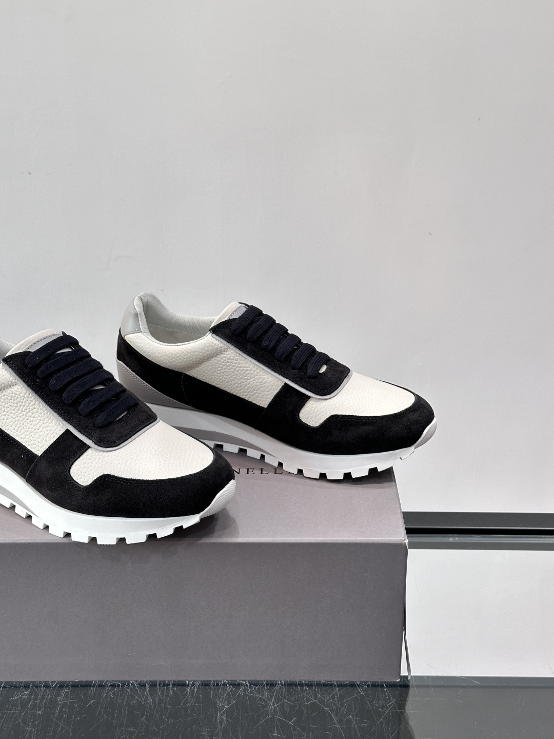 Brunello Cucinelli男士休闲运动鞋👟，采用粒面小牛皮＋水洗麂皮拼接，复古做旧质感超有氛围