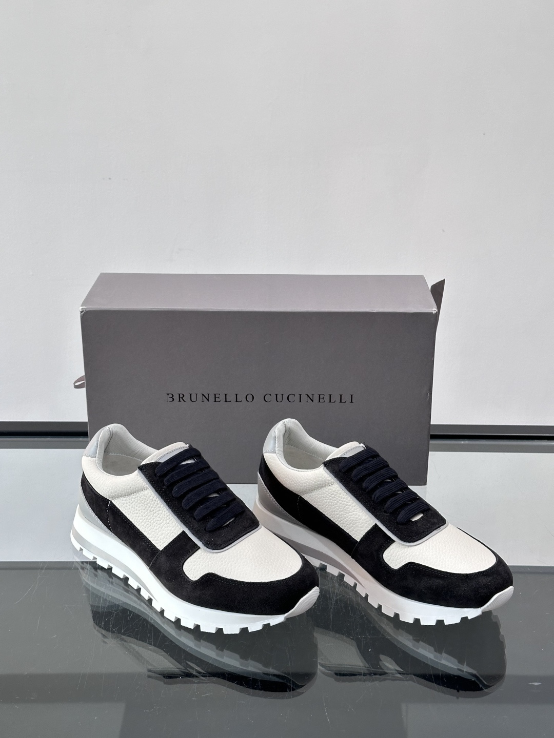 Brunello Cucinelli男士休闲运动鞋👟，采用粒面小牛皮＋水洗麂皮拼接，复古做旧质感超有氛围