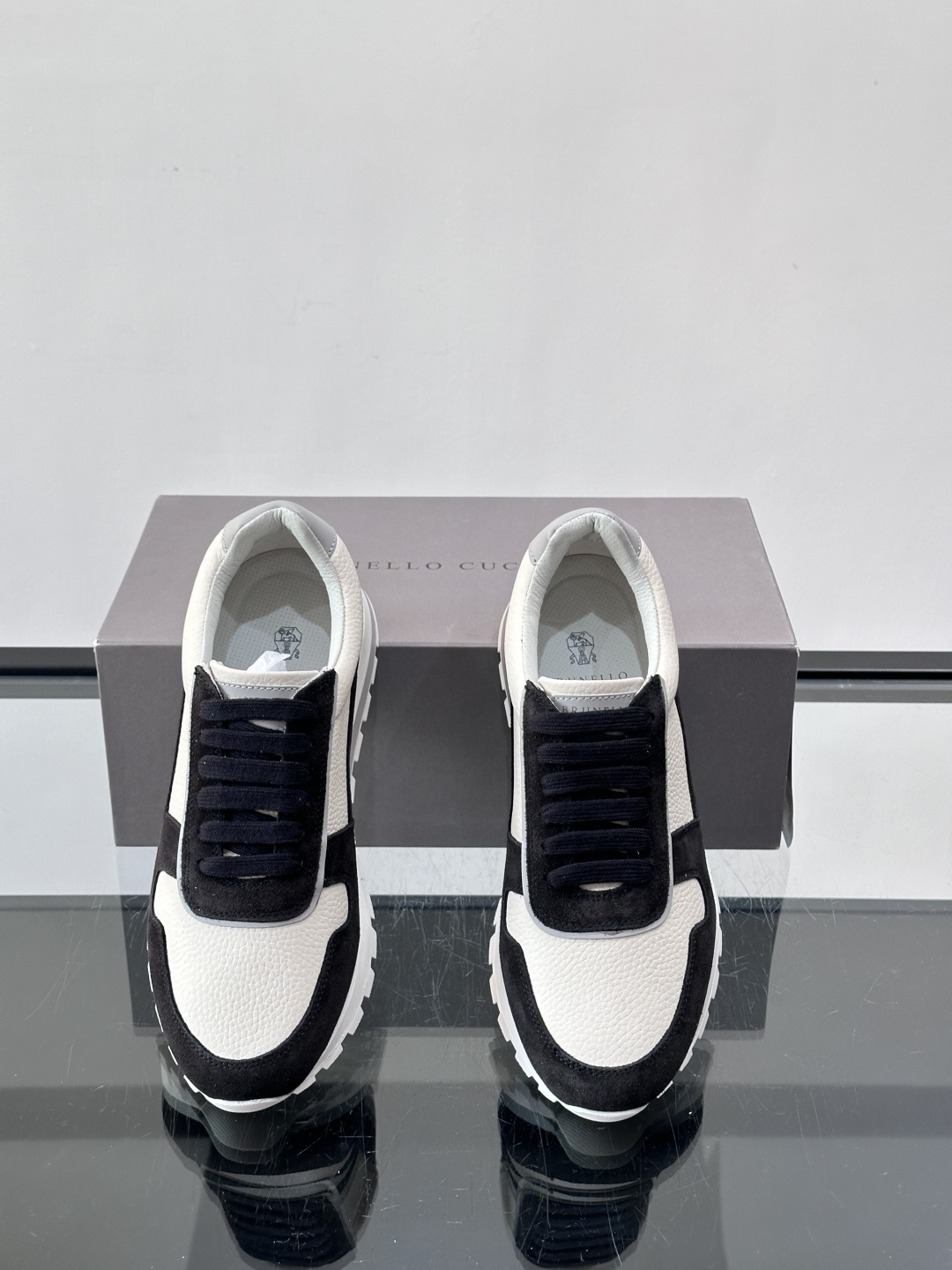 Brunello Cucinelli男士休闲运动鞋👟，采用粒面小牛皮＋水洗麂皮拼接，复古做旧质感超有氛围