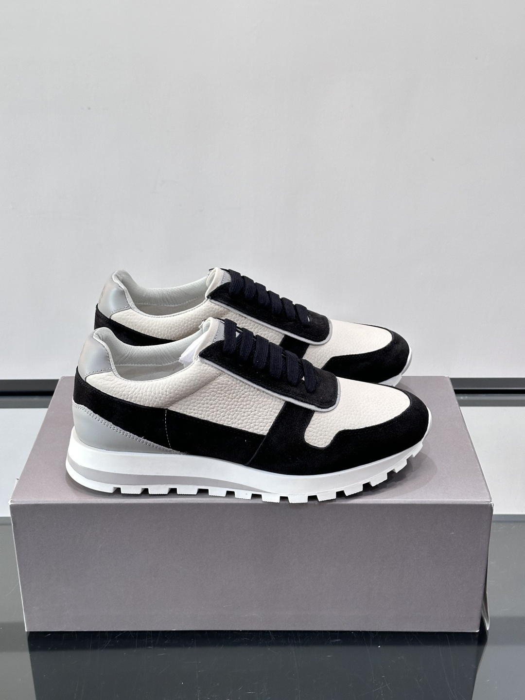 Brunello Cucinelli男士休闲运动鞋👟，采用粒面小牛皮＋水洗麂皮拼接，复古做旧质感超有氛围