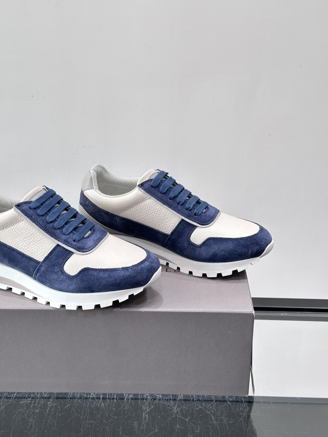 Brunello Cucinelli男士休闲运动鞋👟，采用粒面小牛皮＋水洗麂皮拼接，复古做旧质感超有氛围