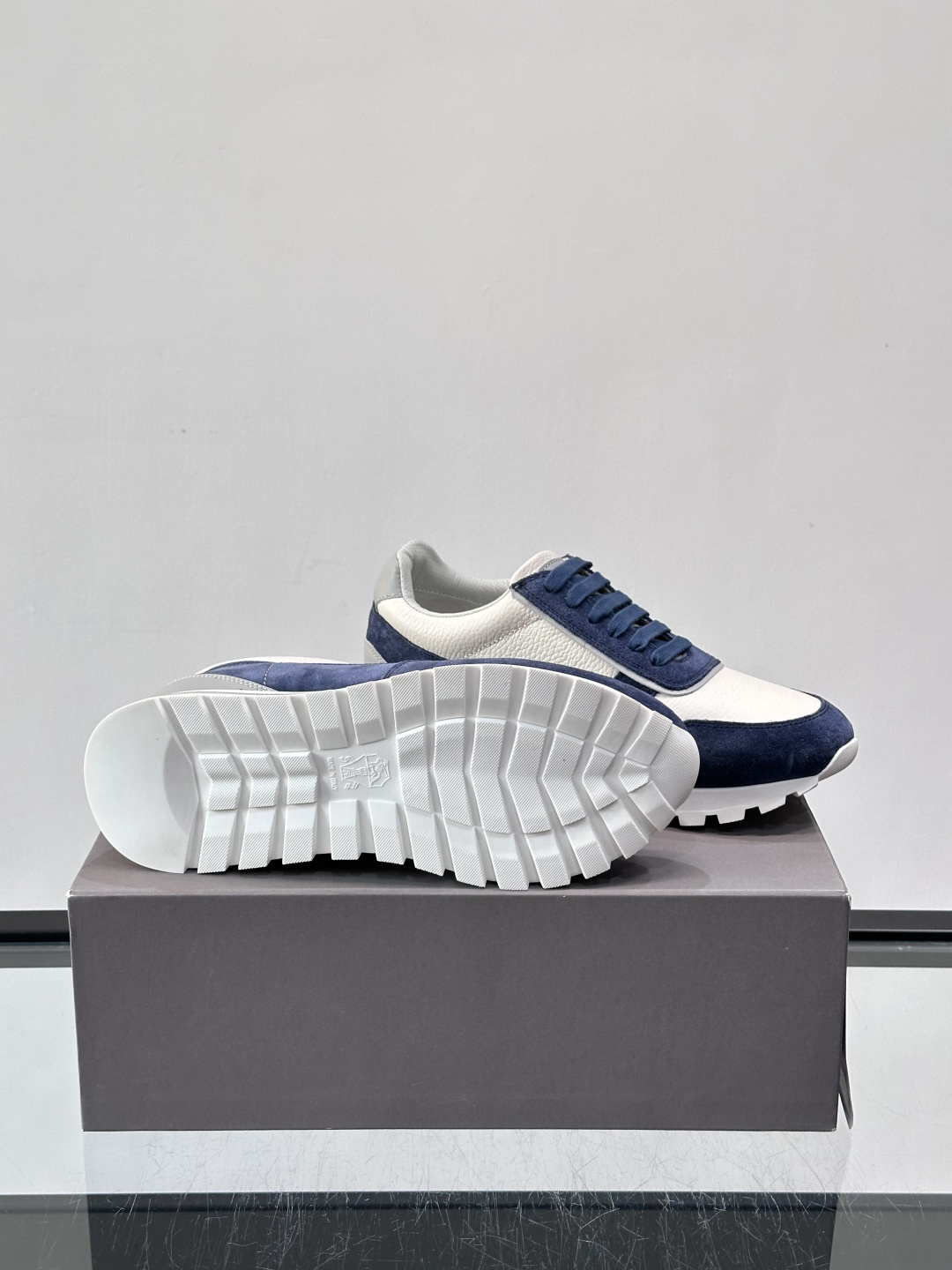 Brunello Cucinelli男士休闲运动鞋👟，采用粒面小牛皮＋水洗麂皮拼接，复古做旧质感超有氛围