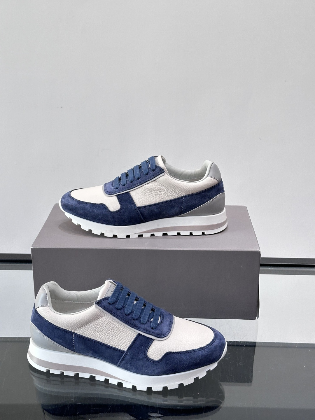 Brunello Cucinelli男士休闲运动鞋👟，采用粒面小牛皮＋水洗麂皮拼接，复古做旧质感超有氛围