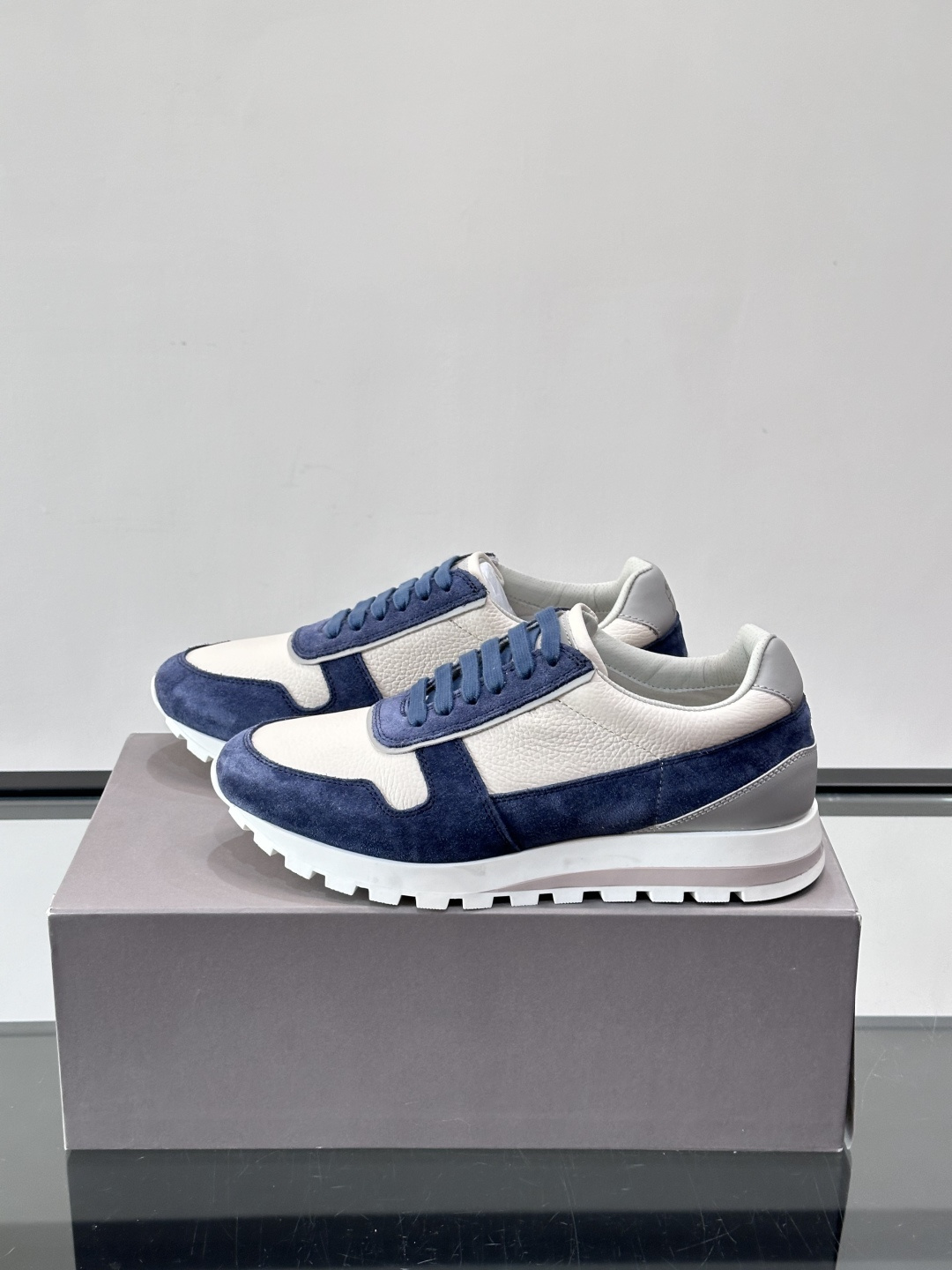 Brunello Cucinelli男士休闲运动鞋👟，采用粒面小牛皮＋水洗麂皮拼接，复古做旧质感超有氛围