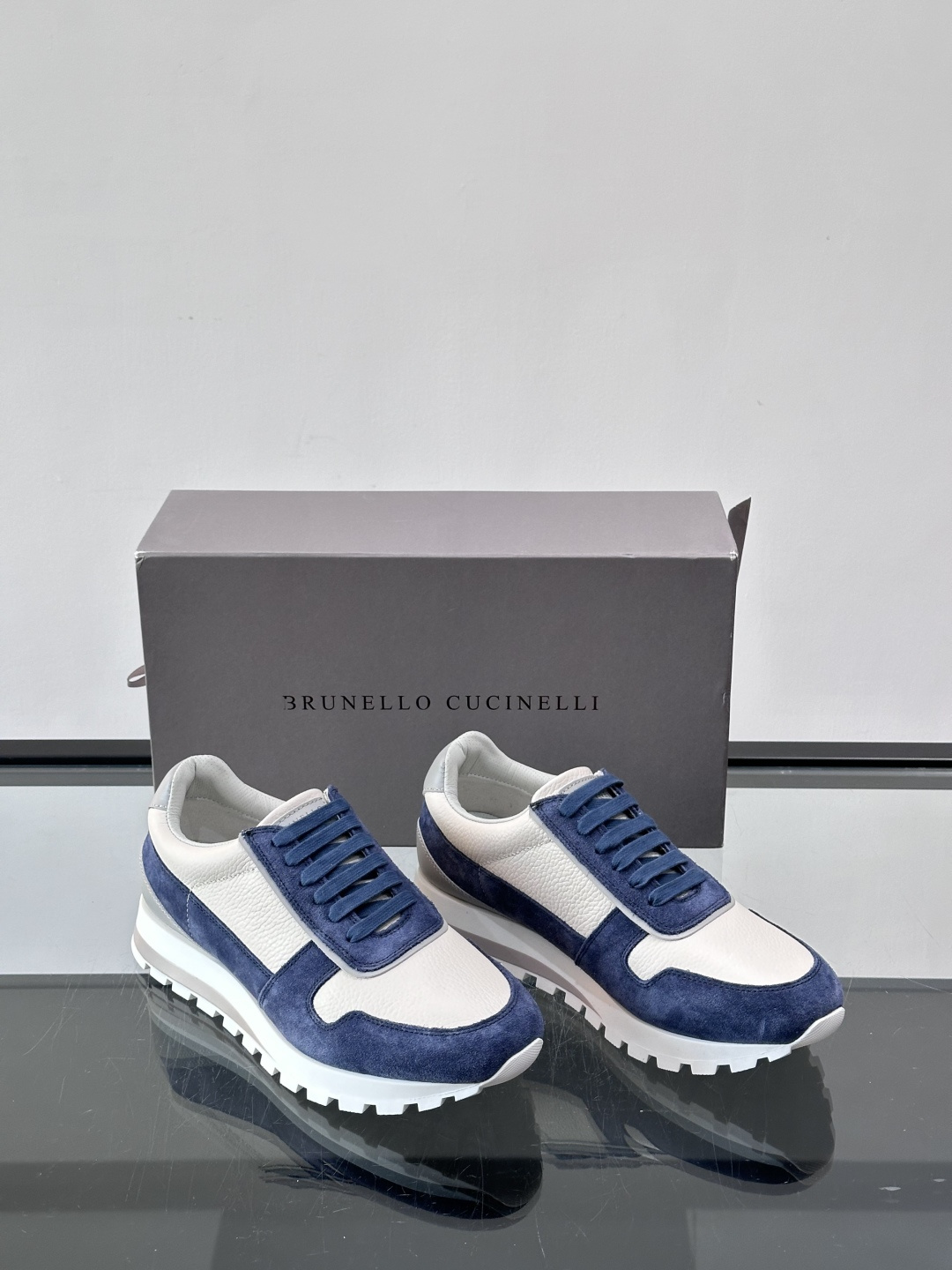 Brunello Cucinelli男士休闲运动鞋👟，采用粒面小牛皮＋水洗麂皮拼接，复古做旧质感超有氛围