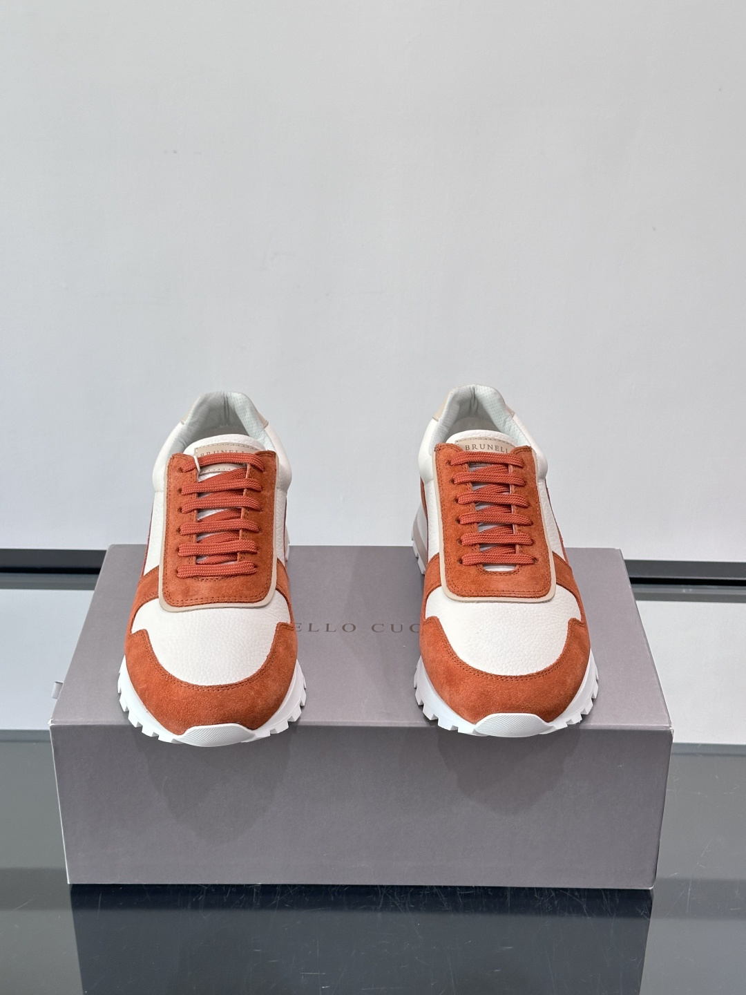 Brunello Cucinelli男士休闲运动鞋👟，采用粒面小牛皮＋水洗麂皮拼接，复古做旧质感超有氛围