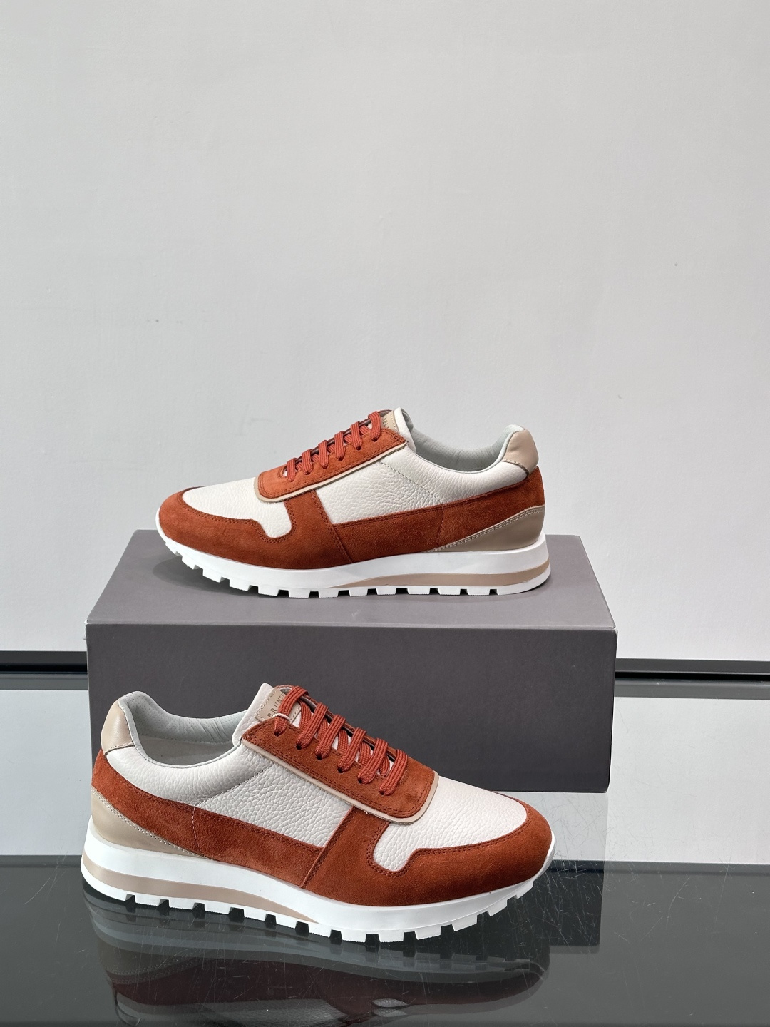 Brunello Cucinelli男士休闲运动鞋👟，采用粒面小牛皮＋水洗麂皮拼接，复古做旧质感超有氛围