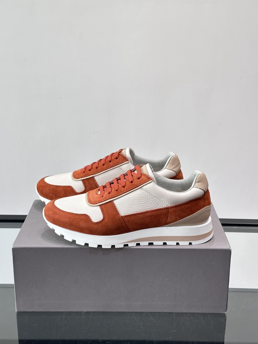 Brunello Cucinelli男士休闲运动鞋👟，采用粒面小牛皮＋水洗麂皮拼接，复古做旧质感超有氛围