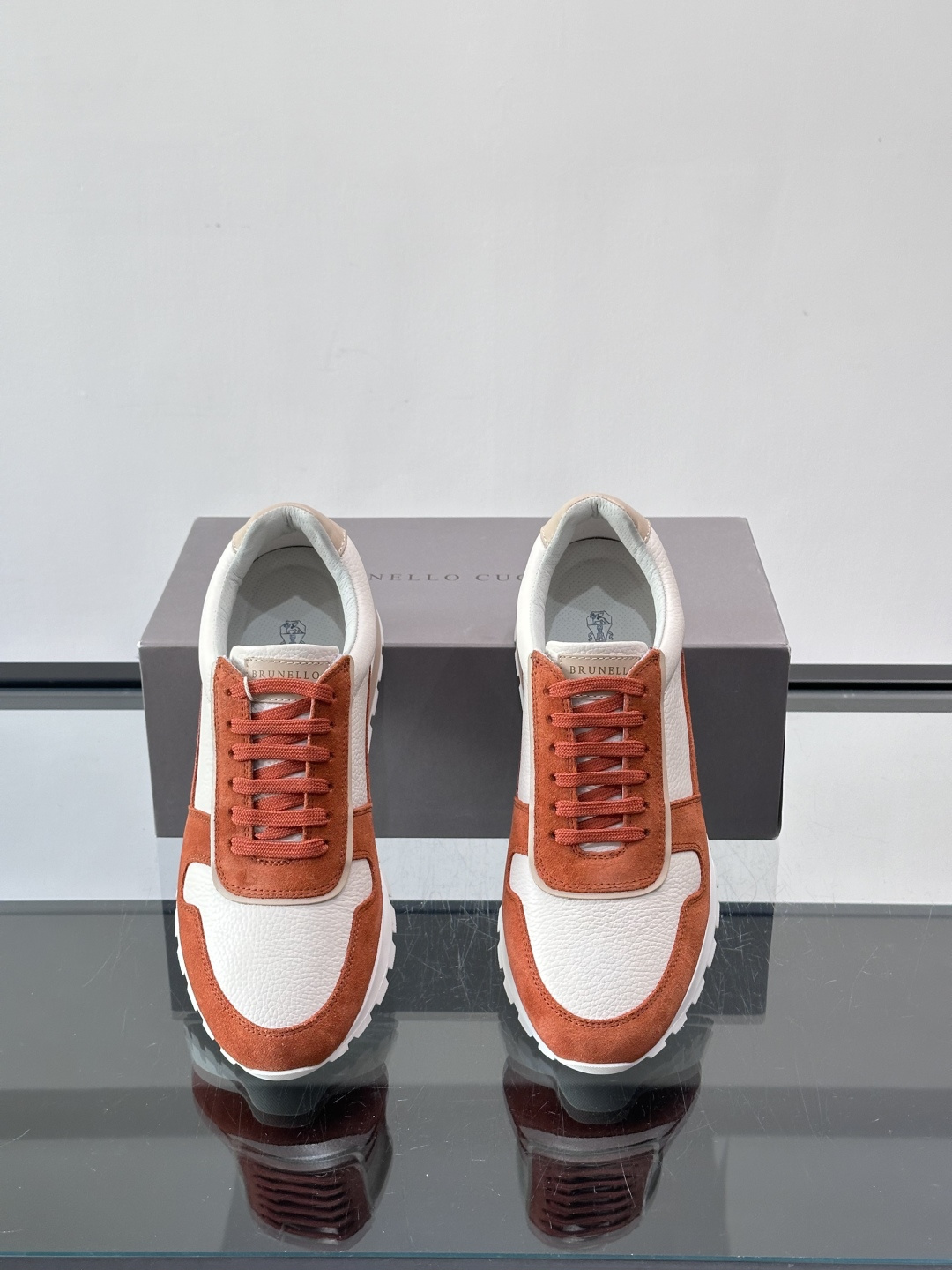 Brunello Cucinelli男士休闲运动鞋👟，采用粒面小牛皮＋水洗麂皮拼接，复古做旧质感超有氛围