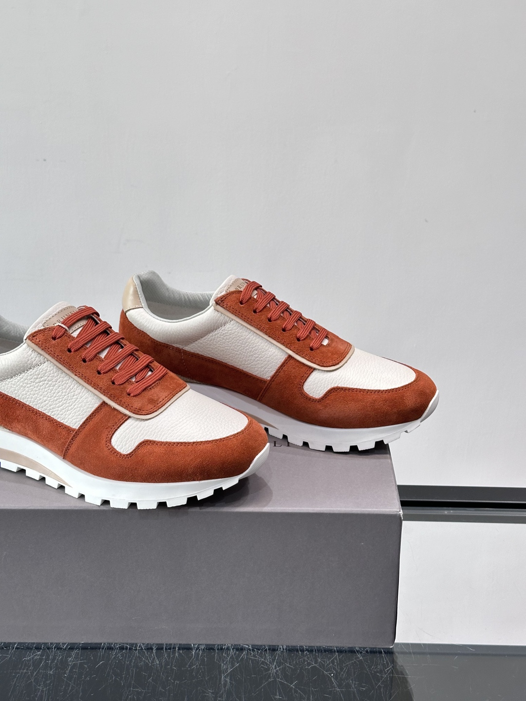 Brunello Cucinelli男士休闲运动鞋👟，采用粒面小牛皮＋水洗麂皮拼接，复古做旧质感超有氛围