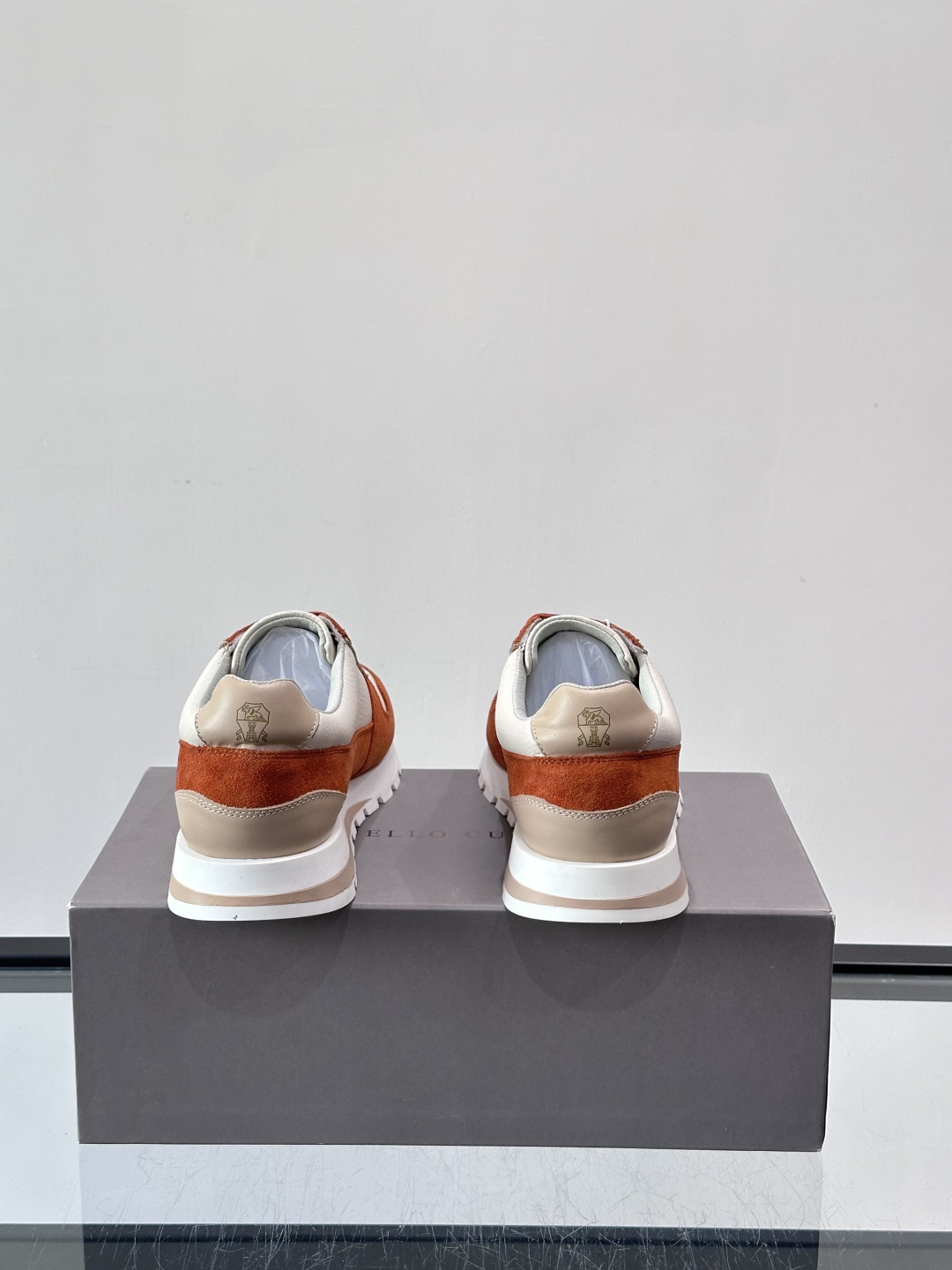 Brunello Cucinelli男士休闲运动鞋👟，采用粒面小牛皮＋水洗麂皮拼接，复古做旧质感超有氛围