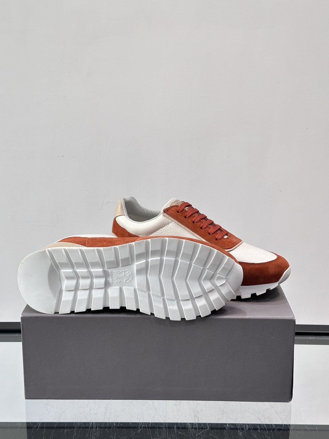 Brunello Cucinelli男士休闲运动鞋👟，采用粒面小牛皮＋水洗麂皮拼接，复古做旧质感超有氛围