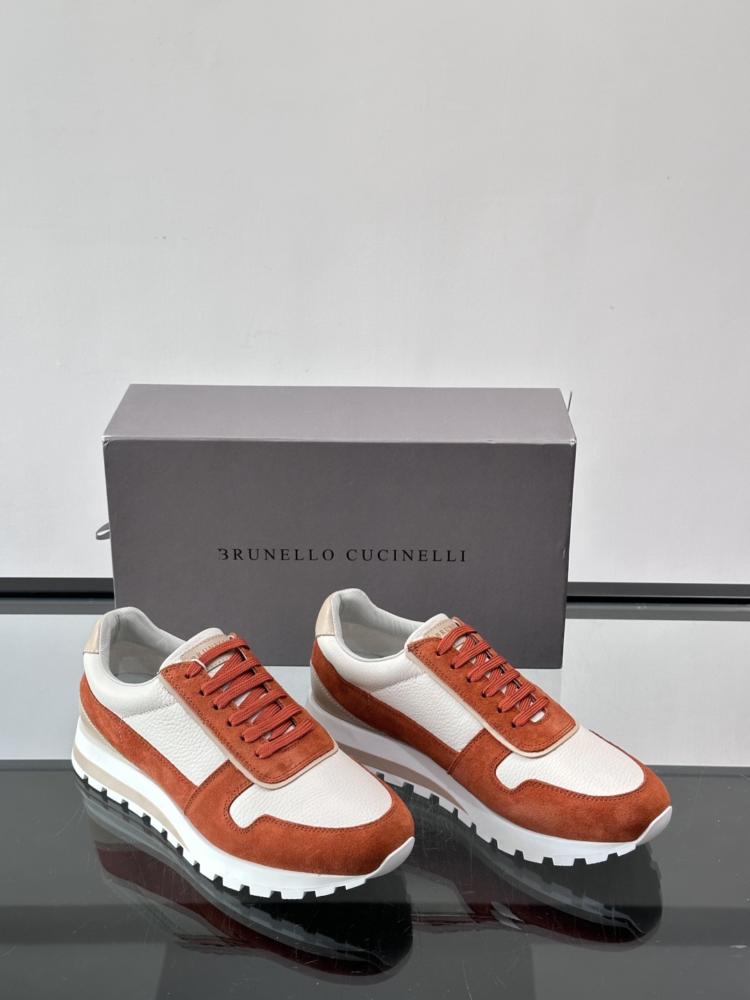 Brunello Cucinelli男士休闲运动鞋👟，采用粒面小牛皮＋水洗麂皮拼接，复古做旧质感超有氛围