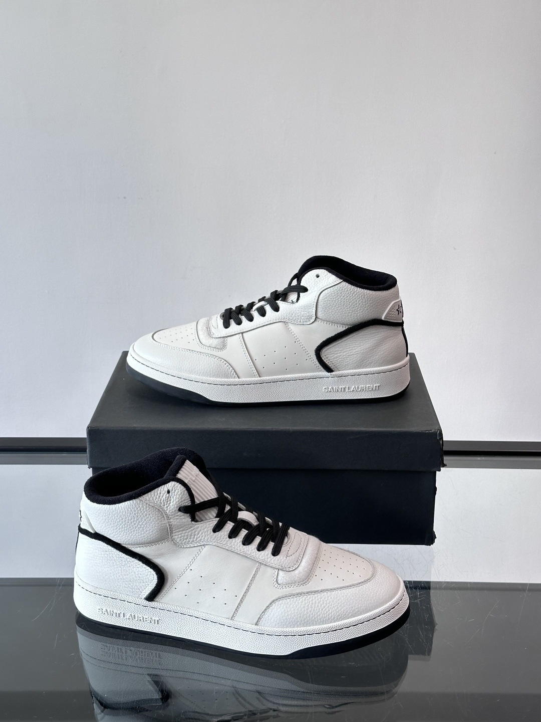 SAINT LAURENT圣罗兰 SL80系列男士皮革高帮板鞋出货🚚，采用光滑小牛皮和植绒反绒牛皮革拼接