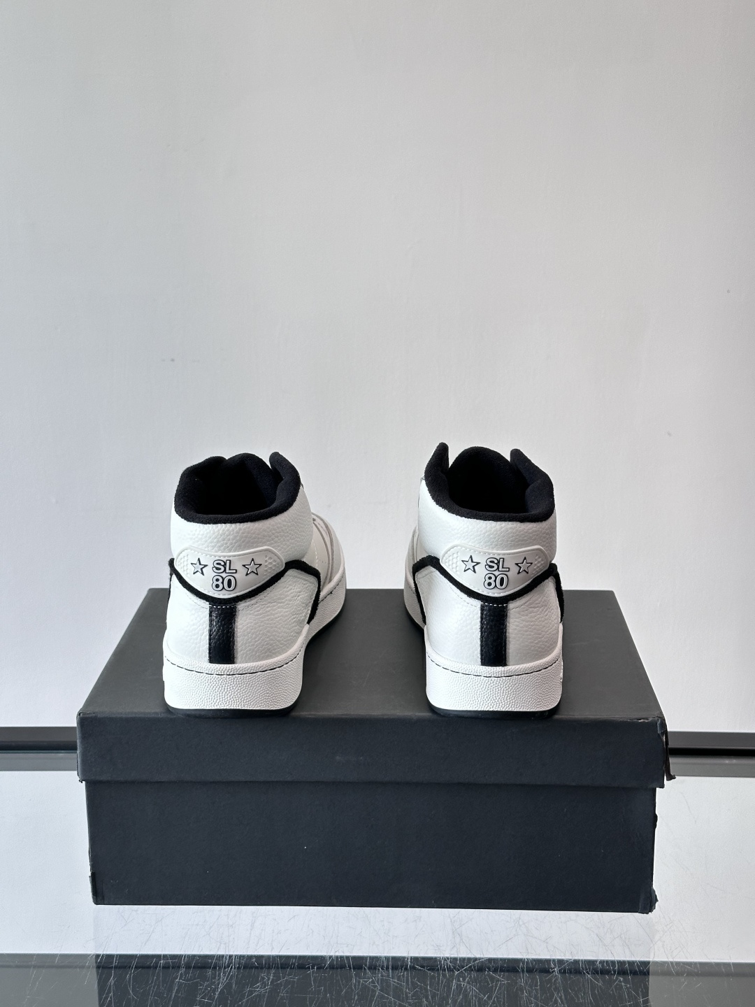 SAINT LAURENT圣罗兰 SL80系列男士皮革高帮板鞋出货🚚，采用光滑小牛皮和植绒反绒牛皮革拼接