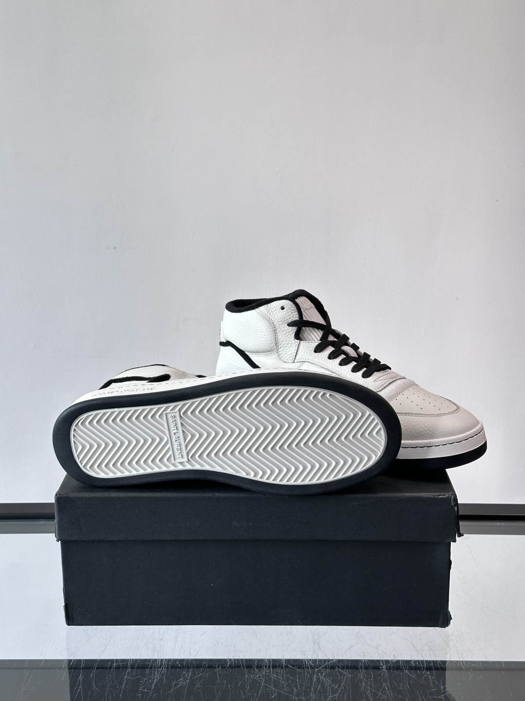 SAINT LAURENT圣罗兰 SL80系列男士皮革高帮板鞋出货🚚，采用光滑小牛皮和植绒反绒牛皮革拼接