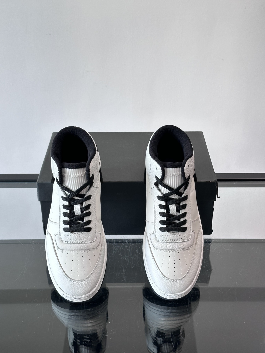 SAINT LAURENT圣罗兰 SL80系列男士皮革高帮板鞋出货🚚，采用光滑小牛皮和植绒反绒牛皮革拼接