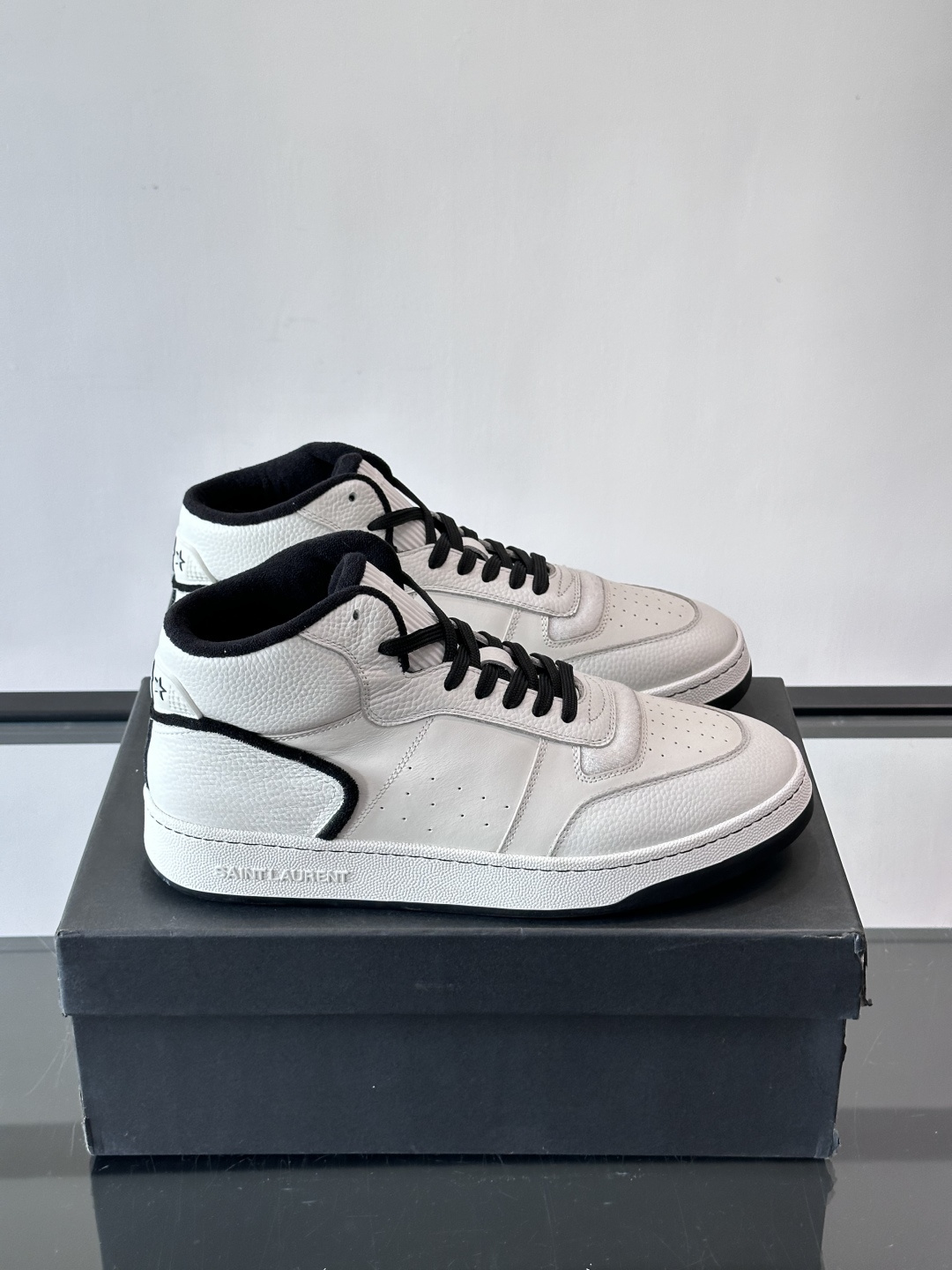 SAINT LAURENT圣罗兰 SL80系列男士皮革高帮板鞋出货🚚，采用光滑小牛皮和植绒反绒牛皮革拼接