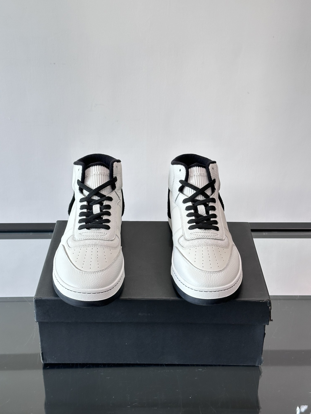 SAINT LAURENT圣罗兰 SL80系列男士皮革高帮板鞋出货🚚，采用光滑小牛皮和植绒反绒牛皮革拼接