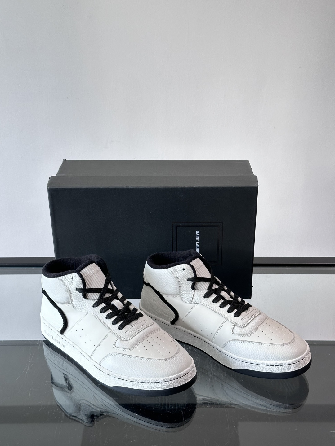 SAINT LAURENT圣罗兰 SL80系列男士皮革高帮板鞋出货🚚，采用光滑小牛皮和植绒反绒牛皮革拼接