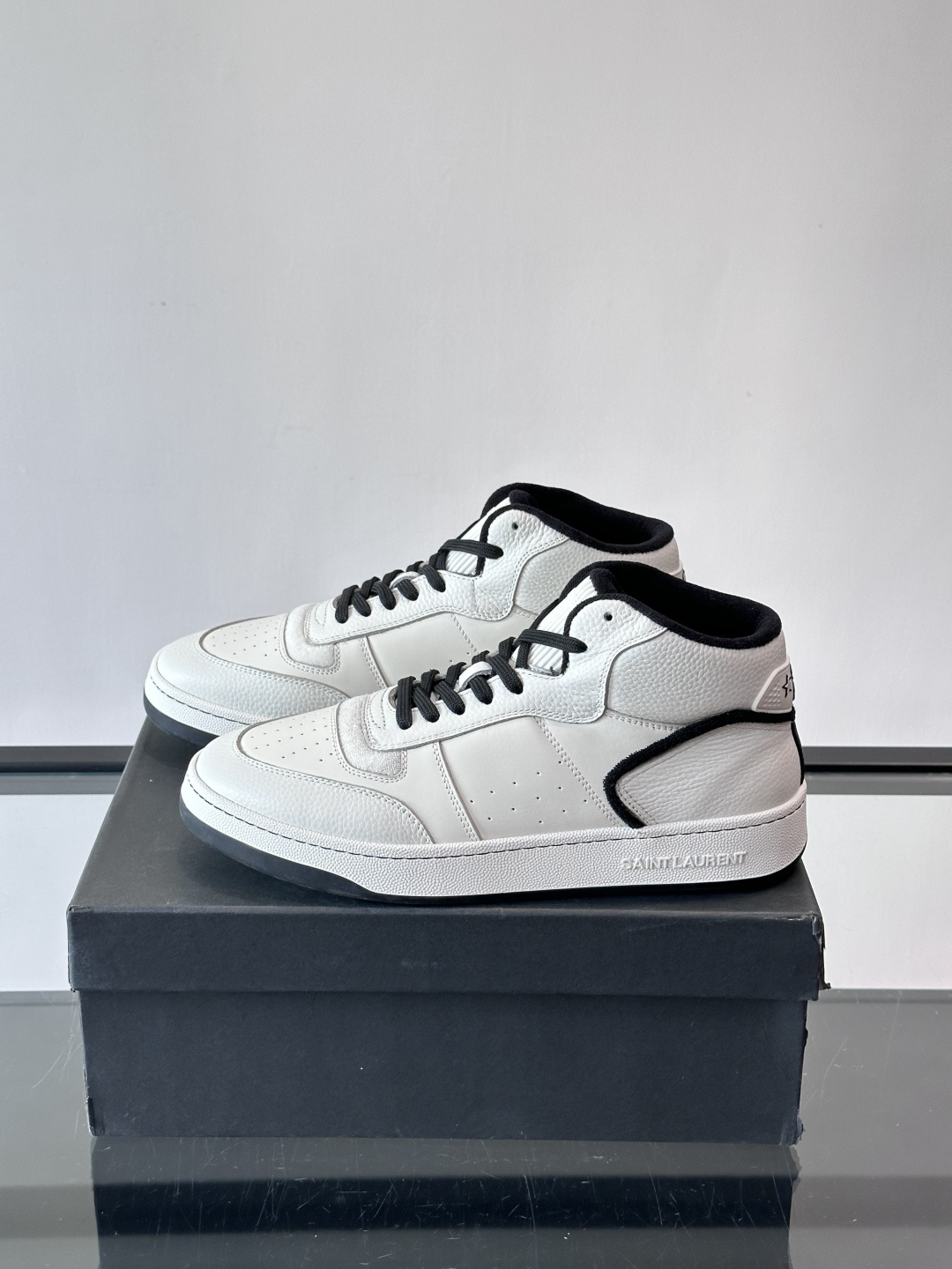 SAINT LAURENT圣罗兰 SL80系列男士皮革高帮板鞋出货🚚，采用光滑小牛皮和植绒反绒牛皮革拼接