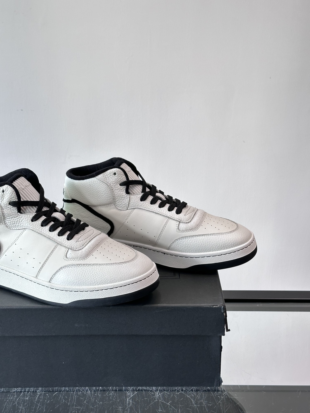 SAINT LAURENT圣罗兰 SL80系列男士皮革高帮板鞋出货🚚，采用光滑小牛皮和植绒反绒牛皮革拼接