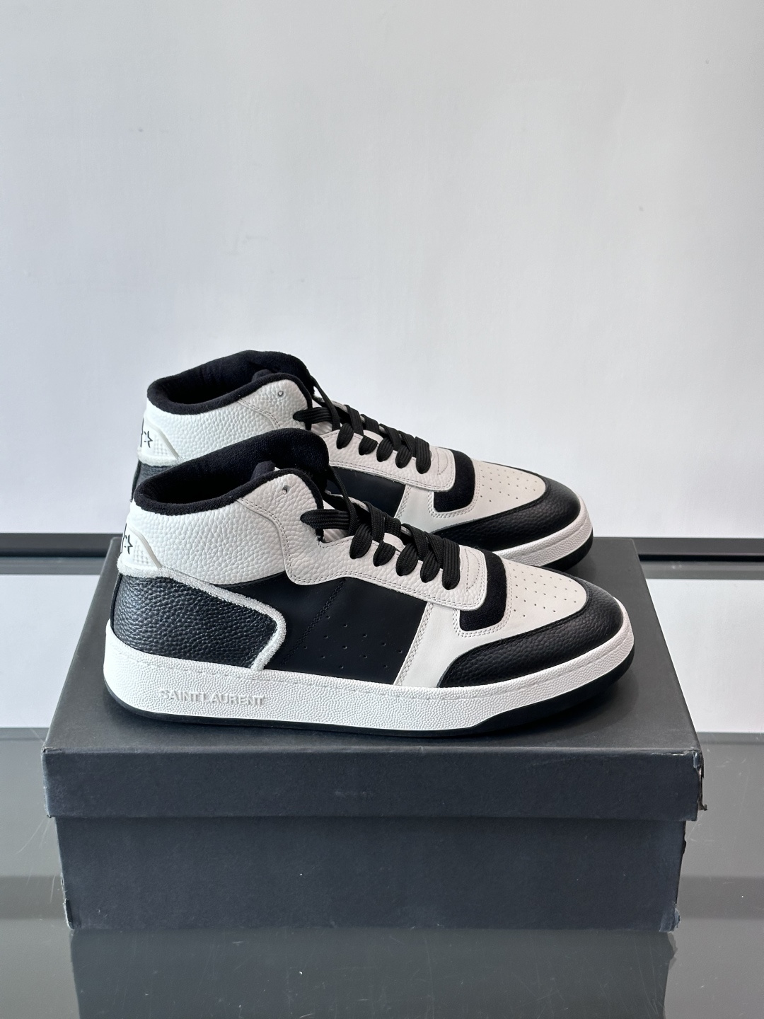 SAINT LAURENT圣罗兰 SL80系列男士皮革高帮板鞋出货🚚，采用光滑小牛皮和植绒反绒牛皮革拼接