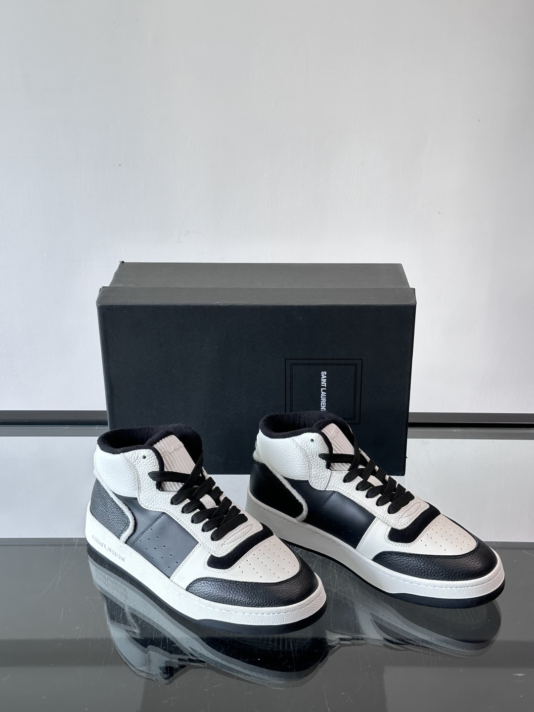 SAINT LAURENT圣罗兰 SL80系列男士皮革高帮板鞋出货🚚，采用光滑小牛皮和植绒反绒牛皮革拼接