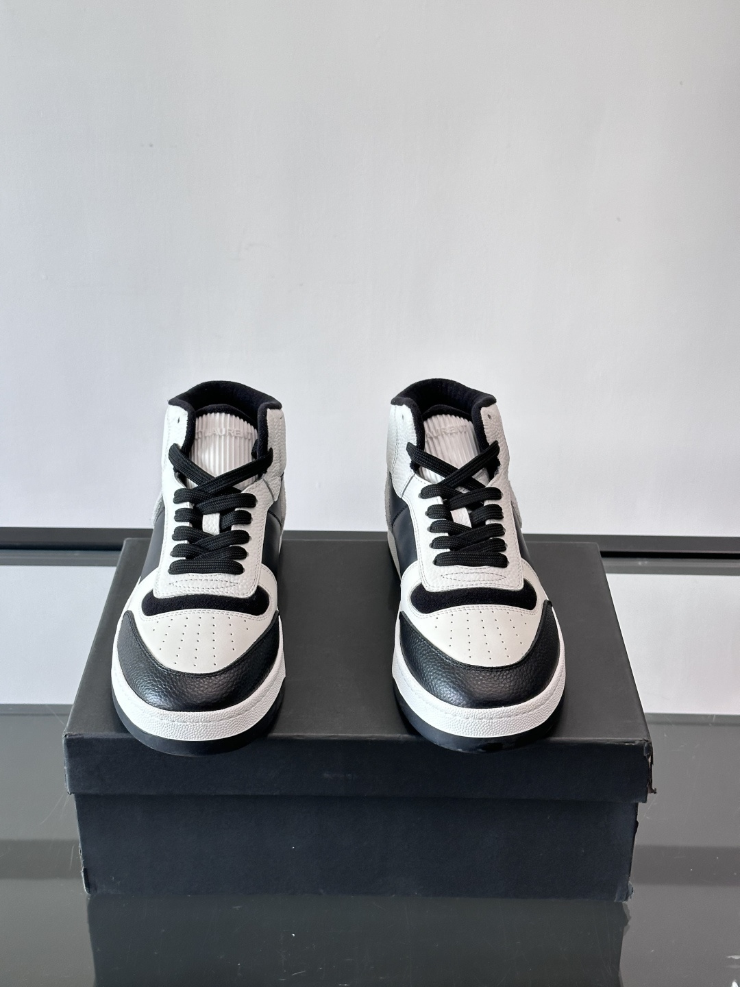 SAINT LAURENT圣罗兰 SL80系列男士皮革高帮板鞋出货🚚，采用光滑小牛皮和植绒反绒牛皮革拼接