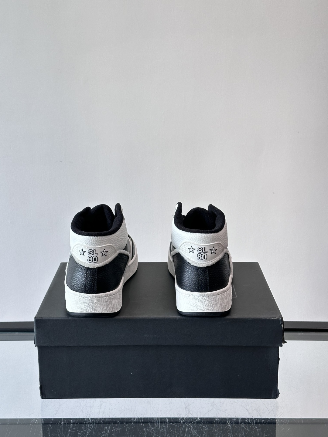 SAINT LAURENT圣罗兰 SL80系列男士皮革高帮板鞋出货🚚，采用光滑小牛皮和植绒反绒牛皮革拼接