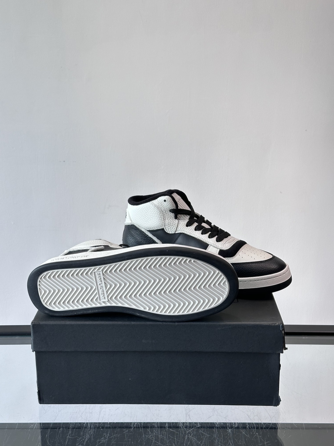 SAINT LAURENT圣罗兰 SL80系列男士皮革高帮板鞋出货🚚，采用光滑小牛皮和植绒反绒牛皮革拼接