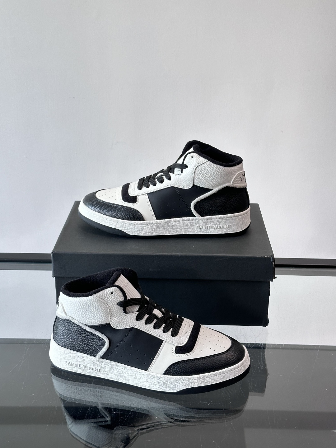 SAINT LAURENT圣罗兰 SL80系列男士皮革高帮板鞋出货🚚，采用光滑小牛皮和植绒反绒牛皮革拼接