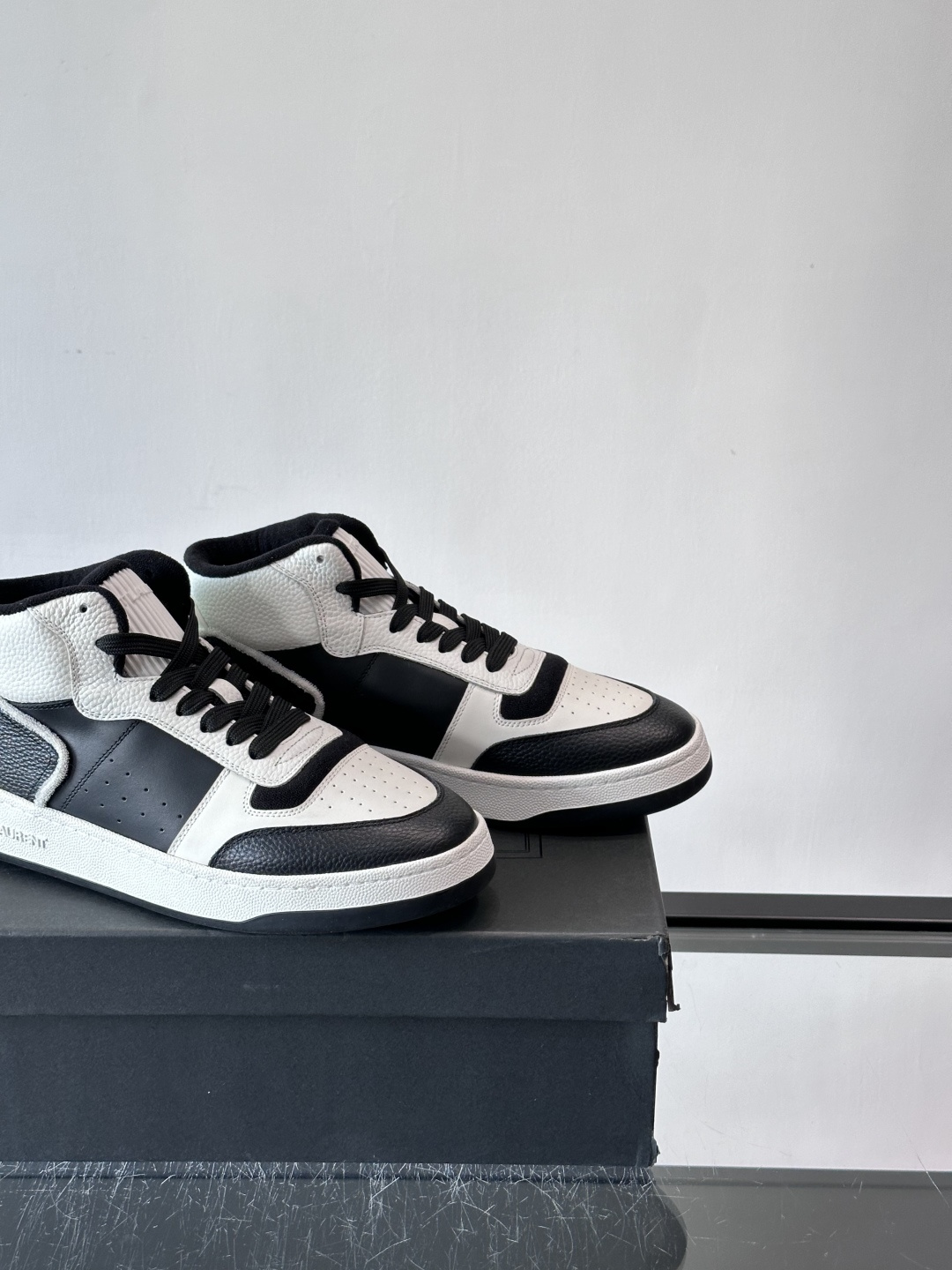 SAINT LAURENT圣罗兰 SL80系列男士皮革高帮板鞋出货🚚，采用光滑小牛皮和植绒反绒牛皮革拼接