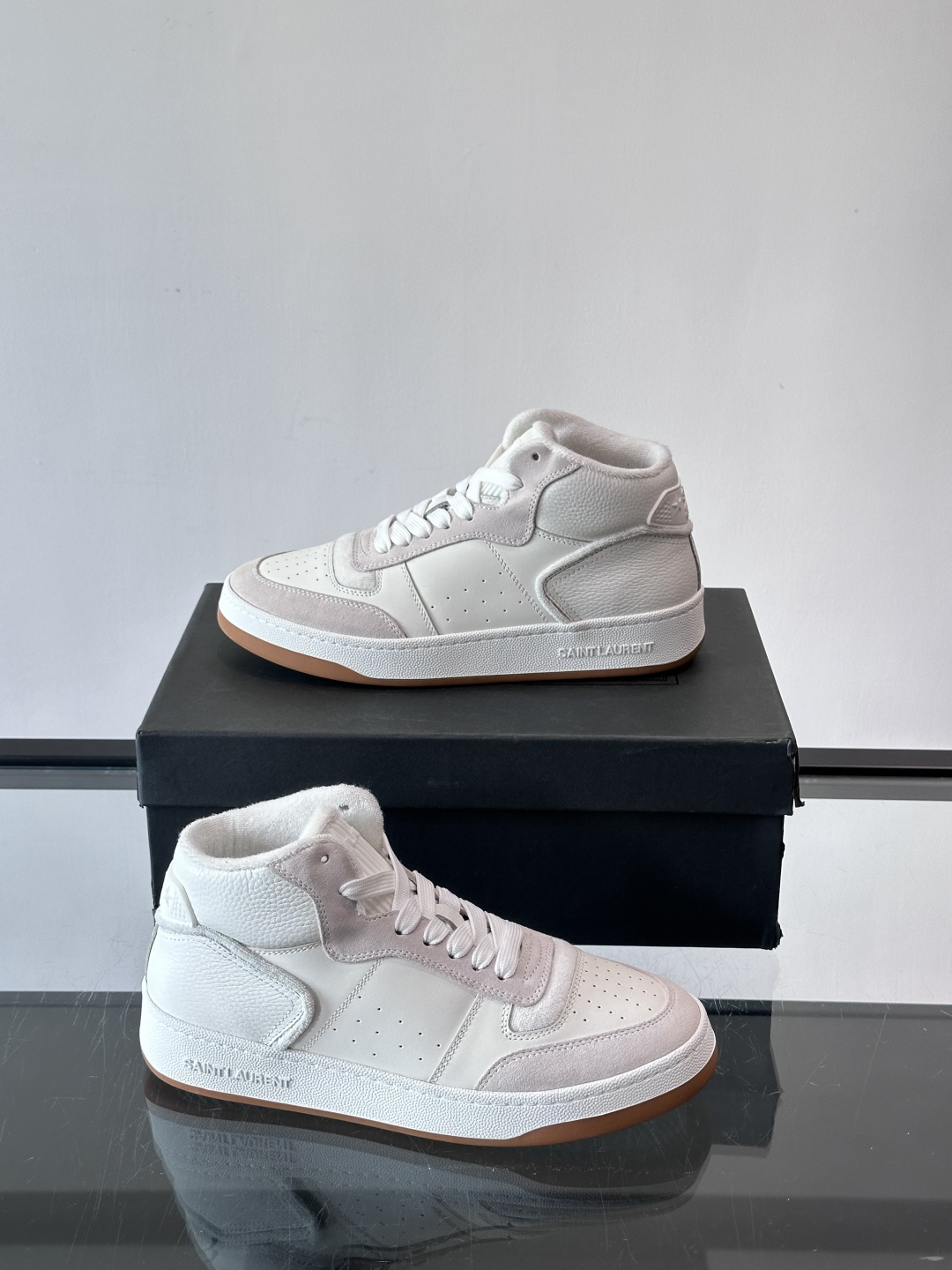 SAINT LAURENT圣罗兰 SL80系列男士皮革高帮板鞋出货🚚，采用光滑小牛皮和植绒反绒牛皮革拼接