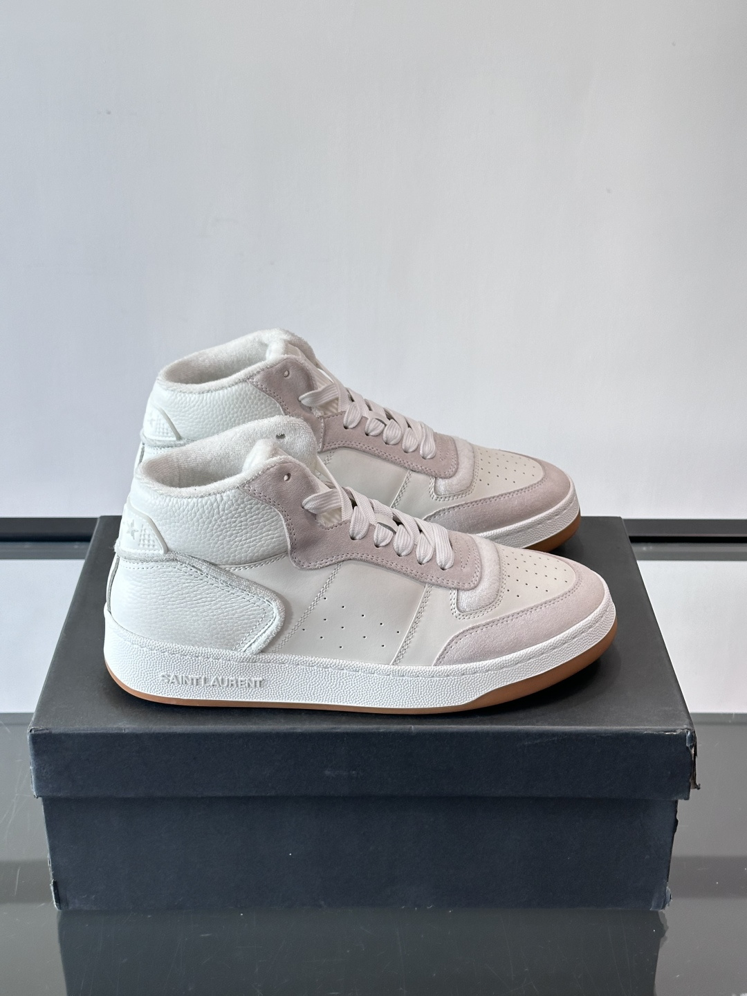 SAINT LAURENT圣罗兰 SL80系列男士皮革高帮板鞋出货🚚，采用光滑小牛皮和植绒反绒牛皮革拼接