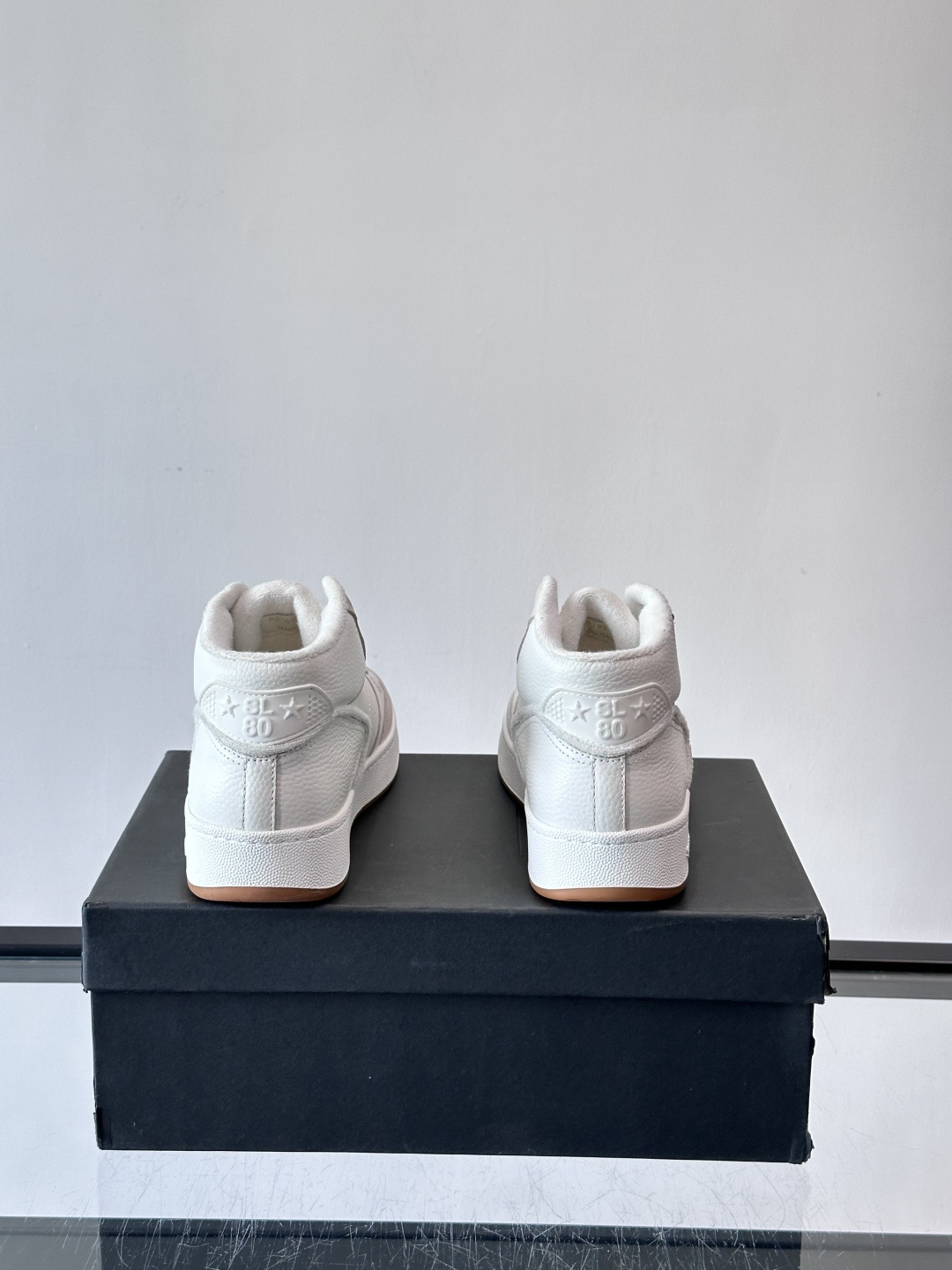 SAINT LAURENT圣罗兰 SL80系列男士皮革高帮板鞋出货🚚，采用光滑小牛皮和植绒反绒牛皮革拼接