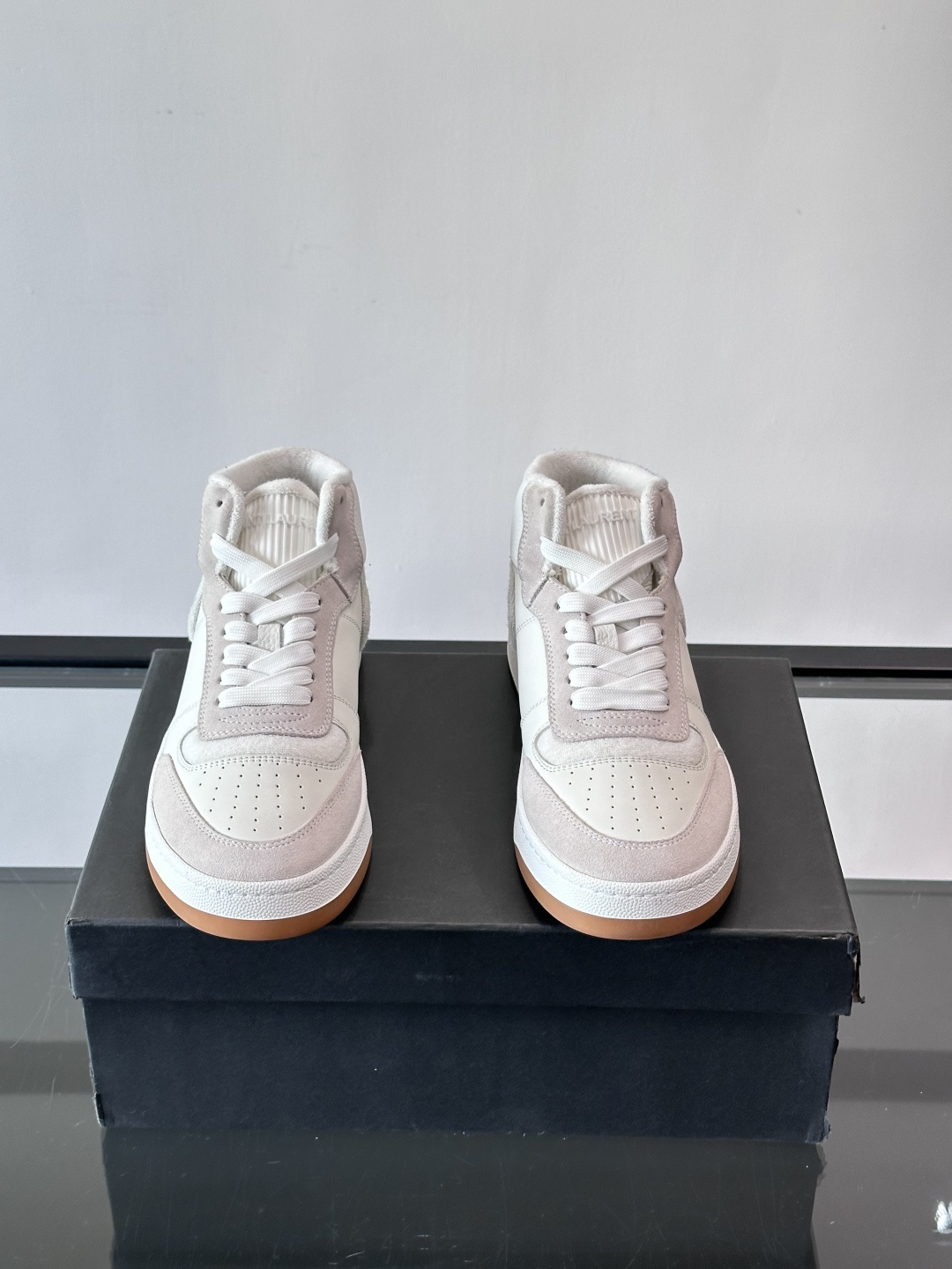 SAINT LAURENT圣罗兰 SL80系列男士皮革高帮板鞋出货🚚，采用光滑小牛皮和植绒反绒牛皮革拼接