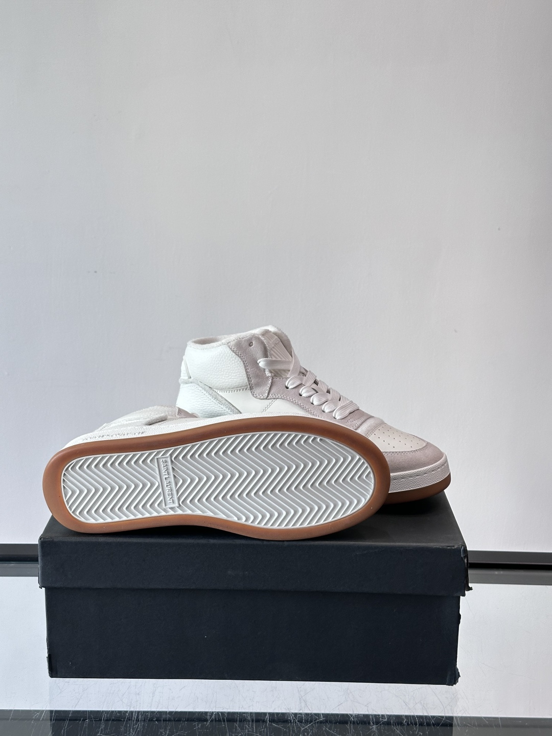 SAINT LAURENT圣罗兰 SL80系列男士皮革高帮板鞋出货🚚，采用光滑小牛皮和植绒反绒牛皮革拼接