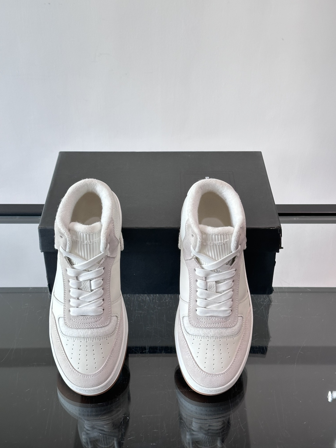 SAINT LAURENT圣罗兰 SL80系列男士皮革高帮板鞋出货🚚，采用光滑小牛皮和植绒反绒牛皮革拼接