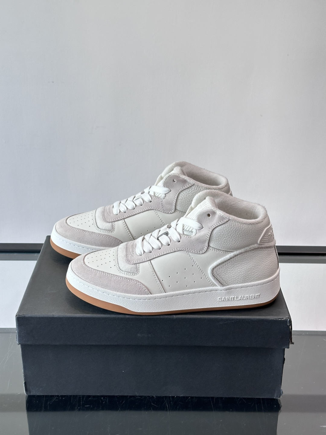 SAINT LAURENT圣罗兰 SL80系列男士皮革高帮板鞋出货🚚，采用光滑小牛皮和植绒反绒牛皮革拼接