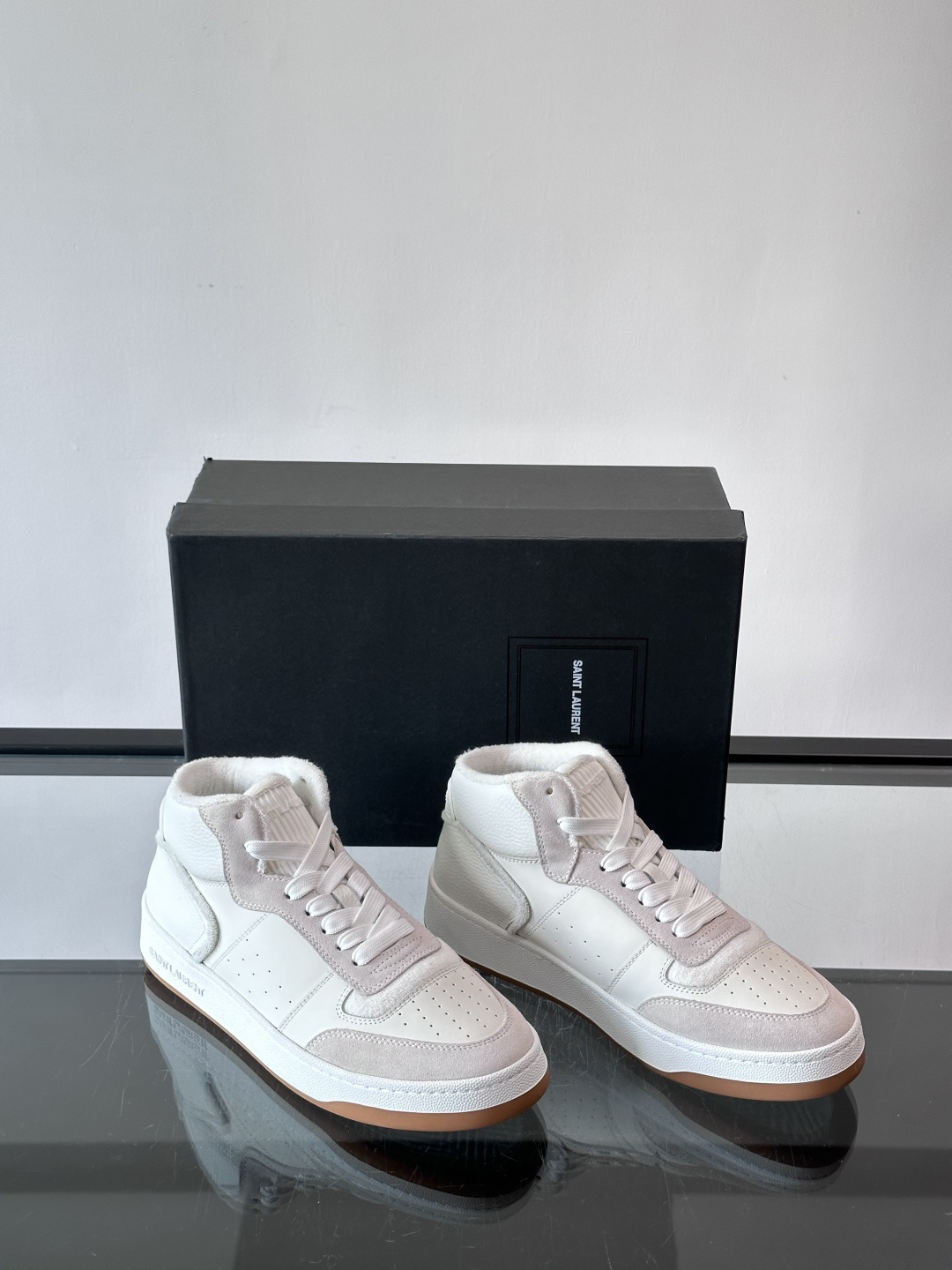 SAINT LAURENT圣罗兰 SL80系列男士皮革高帮板鞋出货🚚，采用光滑小牛皮和植绒反绒牛皮革拼接