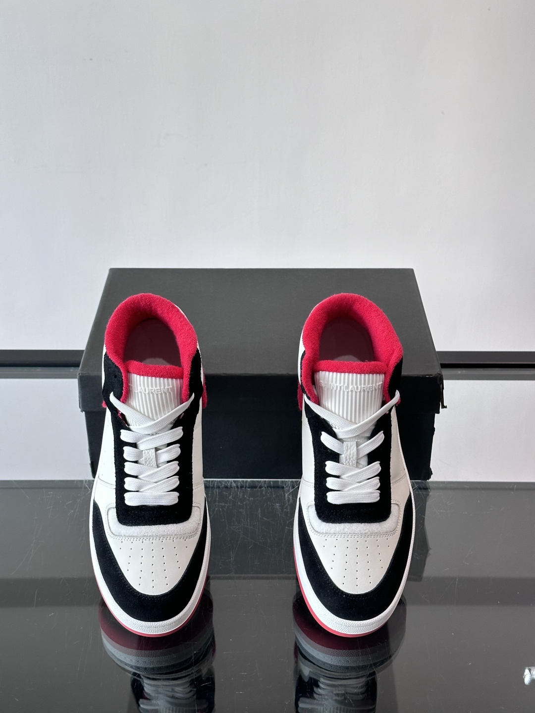 SAINT LAURENT圣罗兰 SL80系列男士皮革高帮板鞋出货🚚，采用光滑小牛皮和植绒反绒牛皮革拼接