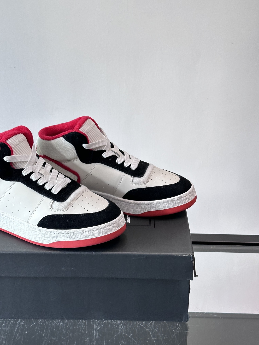 SAINT LAURENT圣罗兰 SL80系列男士皮革高帮板鞋出货🚚，采用光滑小牛皮和植绒反绒牛皮革拼接