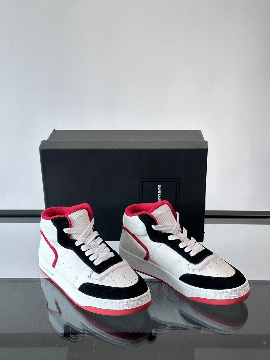 SAINT LAURENT圣罗兰 SL80系列男士皮革高帮板鞋出货🚚，采用光滑小牛皮和植绒反绒牛皮革拼接