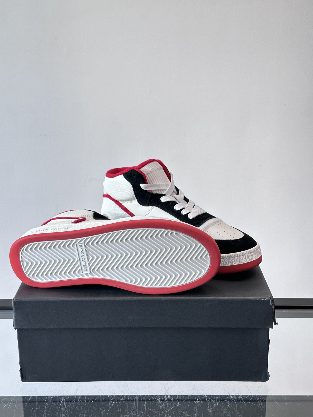 SAINT LAURENT圣罗兰 SL80系列男士皮革高帮板鞋出货🚚，采用光滑小牛皮和植绒反绒牛皮革拼接