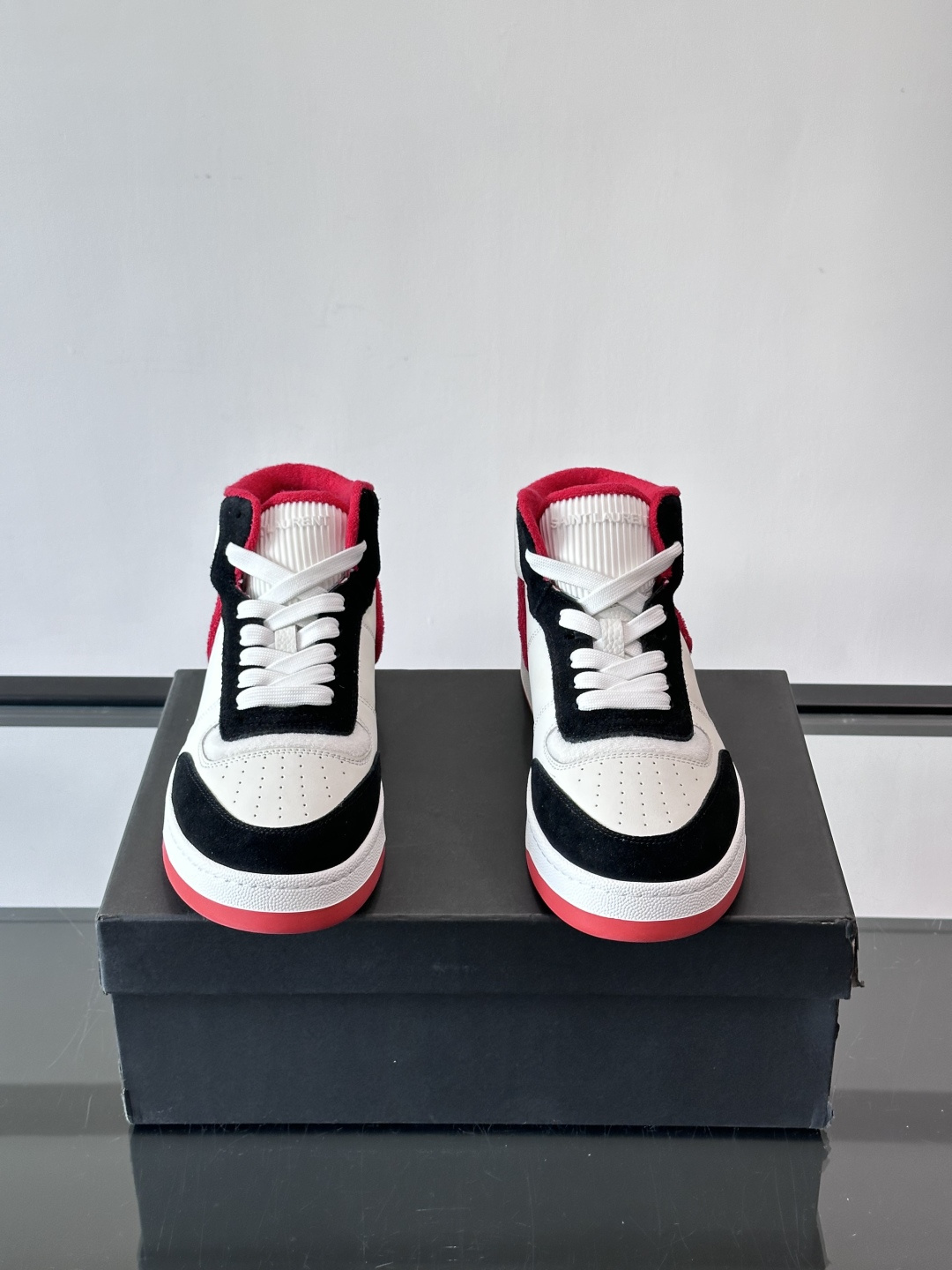 SAINT LAURENT圣罗兰 SL80系列男士皮革高帮板鞋出货🚚，采用光滑小牛皮和植绒反绒牛皮革拼接