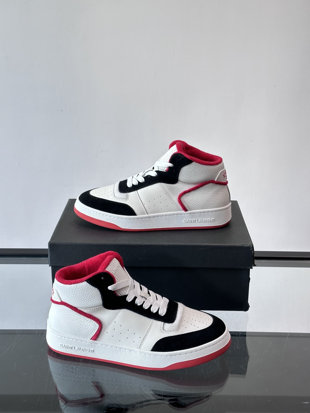 SAINT LAURENT圣罗兰 SL80系列男士皮革高帮板鞋出货🚚，采用光滑小牛皮和植绒反绒牛皮革拼接