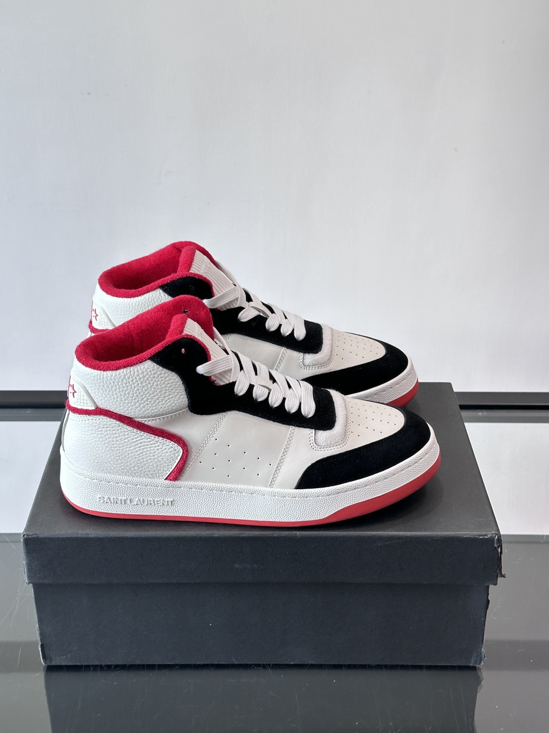 SAINT LAURENT圣罗兰 SL80系列男士皮革高帮板鞋出货🚚，采用光滑小牛皮和植绒反绒牛皮革拼接